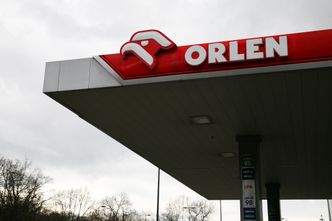 Orlen przez "cud na stacjach" naruszył zapasy dla wojska? "Kalendarz wyborczy rządzi cenami"