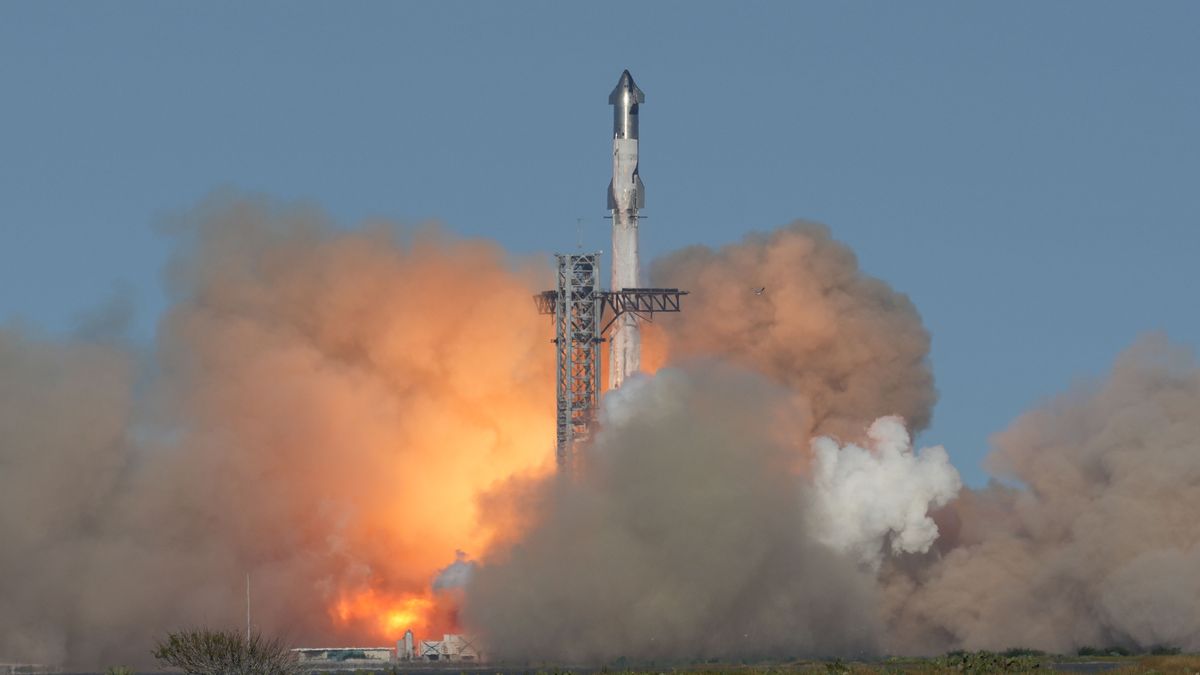 BOCA CHICA, TEXAS - NOVEMBER 19: SpaceXs Starship spacecraft and Super Heavy booster rocket lift off during a test flight Tuesday, Nov. 19, 2024, at Starbase in Boca Chica. (Jon Shapley/Houston Chronicle via Getty Images)
