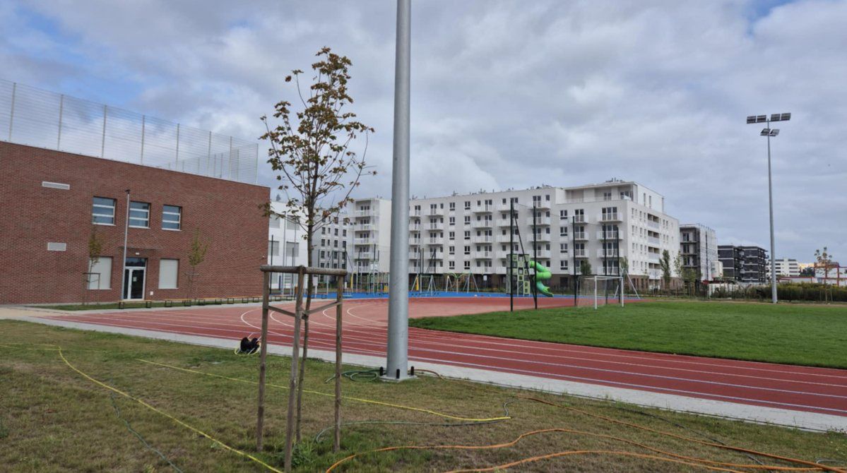 Warszawa: Nowa szkoła i nowe boisko z naturalnej trawy