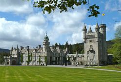 Szkocja. Zamek Balmoral. Turyści wypróżniają się pod posiadłością królowej