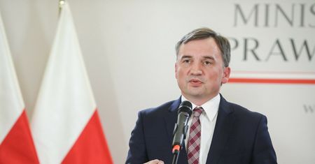 Ziobro oczekuję stanowczości premiera w sprawach klimatu. "UE nabija Putinowi sakwę"