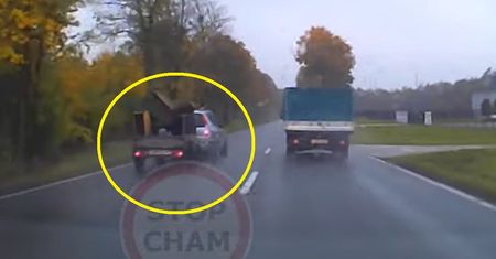 Gnał z niezabezpieczoną sofą na przyczepie. Zobacz, do czego doprowadził