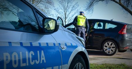 Policjant zajrzy do auta i zapyta. Nie odpowiesz? Dostaniesz mandat