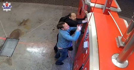 Stukali, odginali i nic. Próbowali włamać się do automatu myjki samochodowej