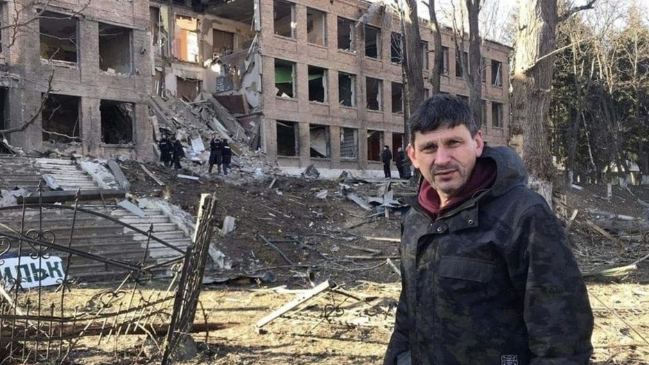 "Otwarte, dobrze wentylkowane, ogrzewane tlącymi się ładunkami", ciche, bo sąsiedzi w schronach" - takie pokoje oferuje rosyjskim turystom szydercza strona rezerwacji 