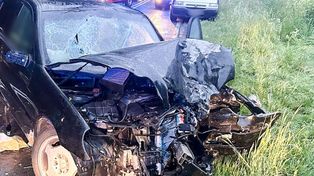 Lubuskie: 20-latek bez prawa jazdy zabrał znajomych na przejażdżkę mercedesem. Auto rozbiło się na drzewie