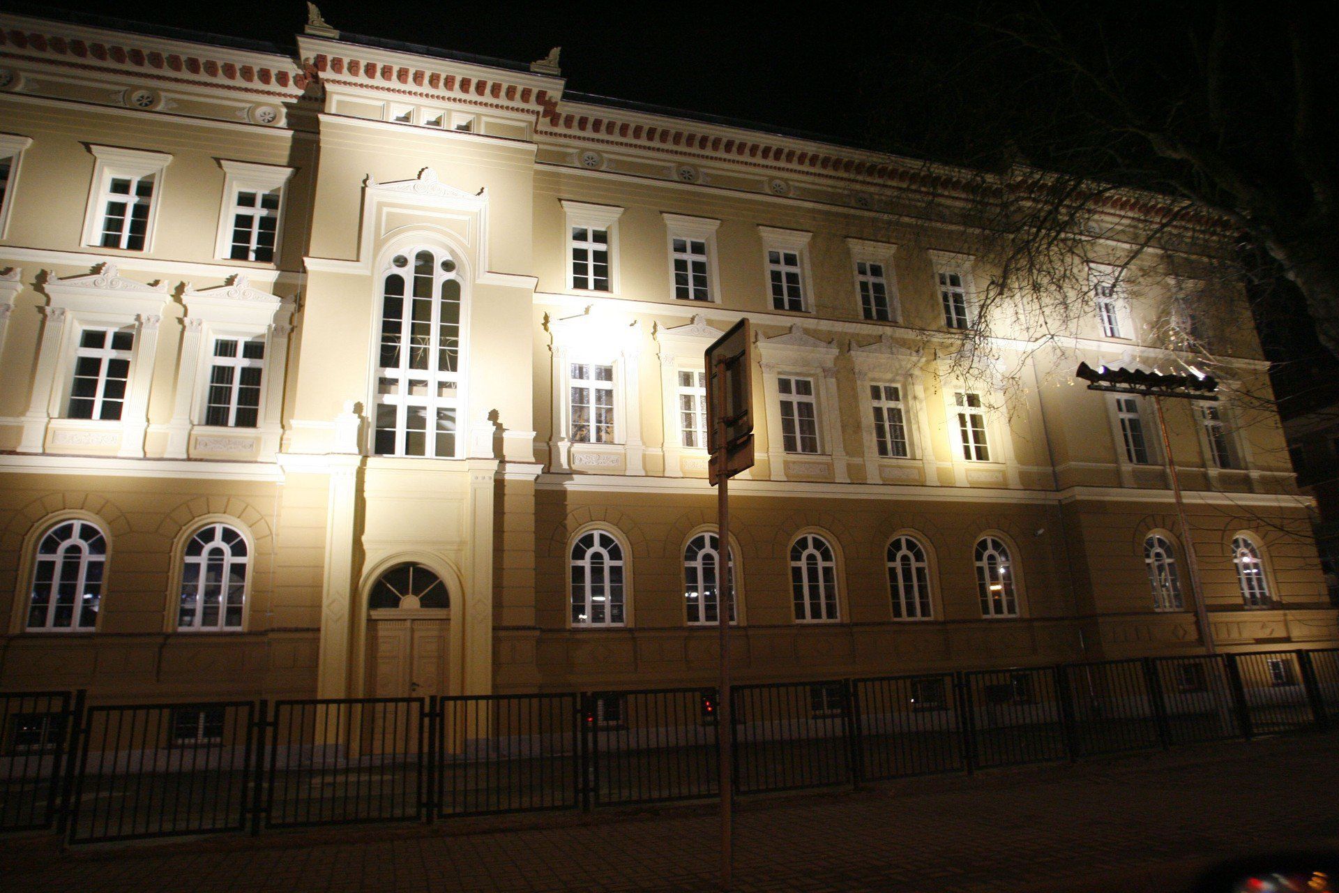 Kiedyś było tu gimnazjum ewangelickie. Okazały gmach w centrum Legnicy ma już 158 lat