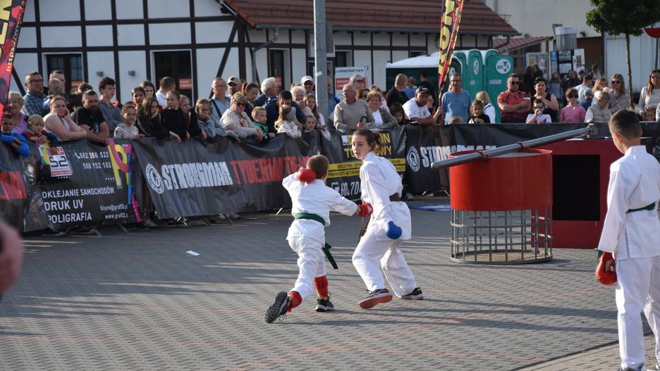 Pokaz karate na skockim targowisku