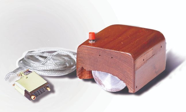 Prototyp myszy komputerowej stworzony na podstawie pomysłu Douglasa Engelbarta