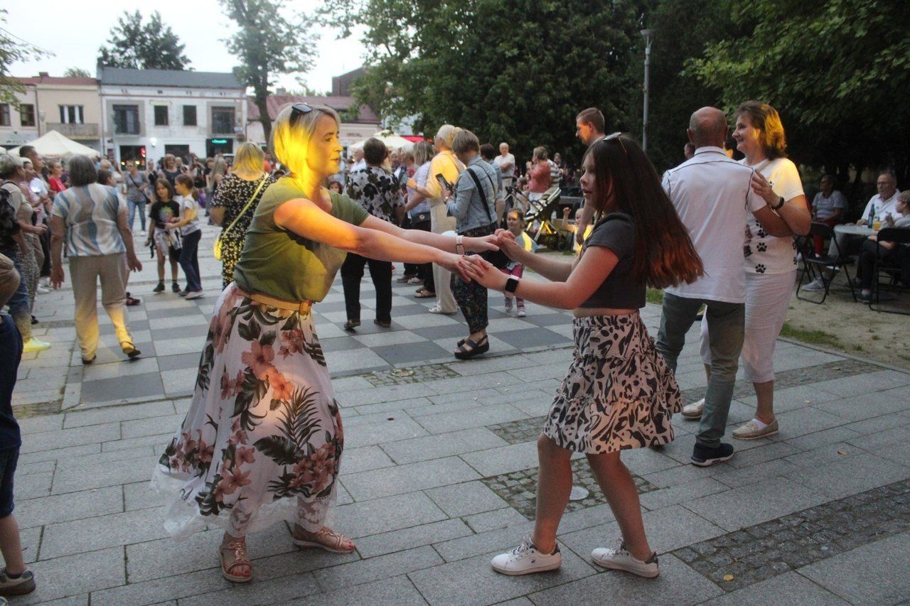 Jedna z miejskich potańcówek 2025 w Bełchatowie