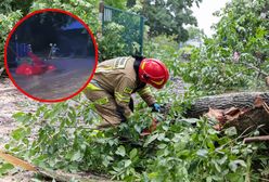 Gwałtowne opady w Giebułtowie pod Krakowem. Zalana droga i poszkodowany ratownik