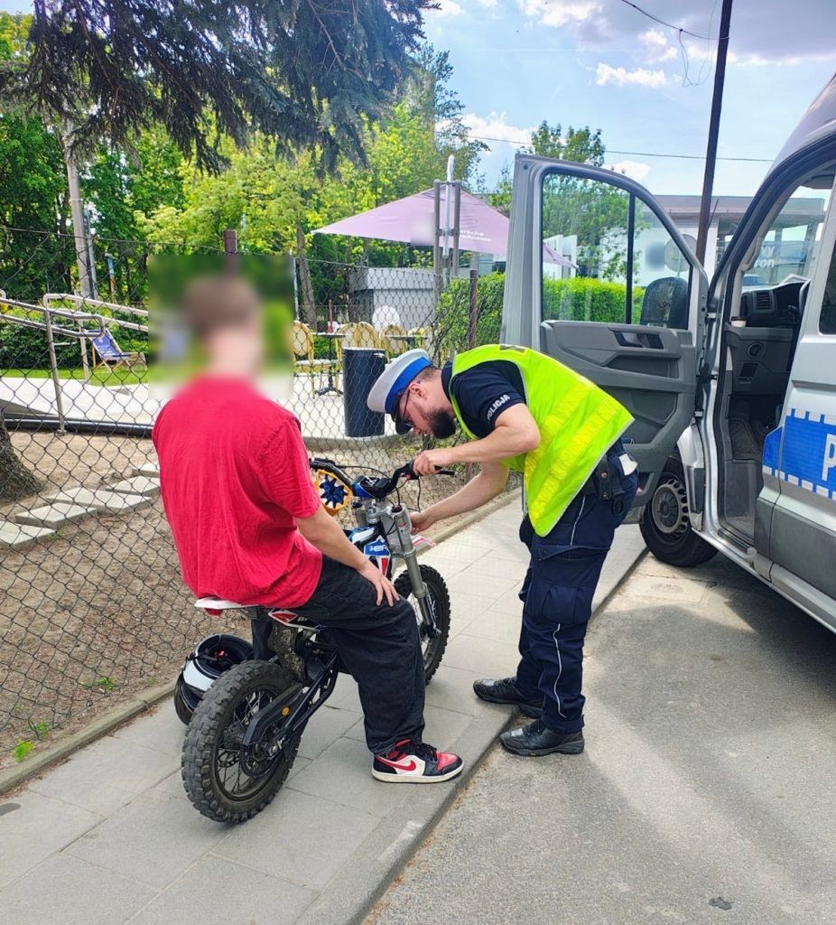 Poznań: 14-latek bez uprawnień jechał motocyklem po przejściu dla pieszych