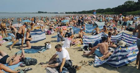 Zakazać parawanów na plaży? Polacy są mocno podzieleni