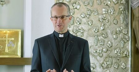 Ksiądz Chyła apeluje do mężczyzn ws. aborcji. "Bierzcie odpowiedzialność"