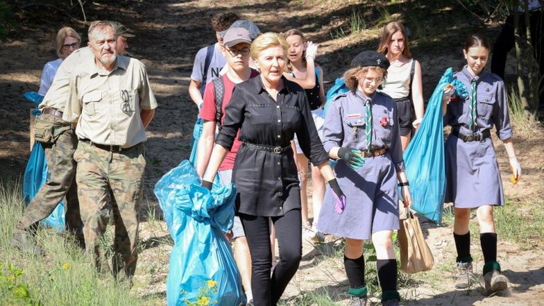 Andrzej i Agata Dudowie sprzątają las