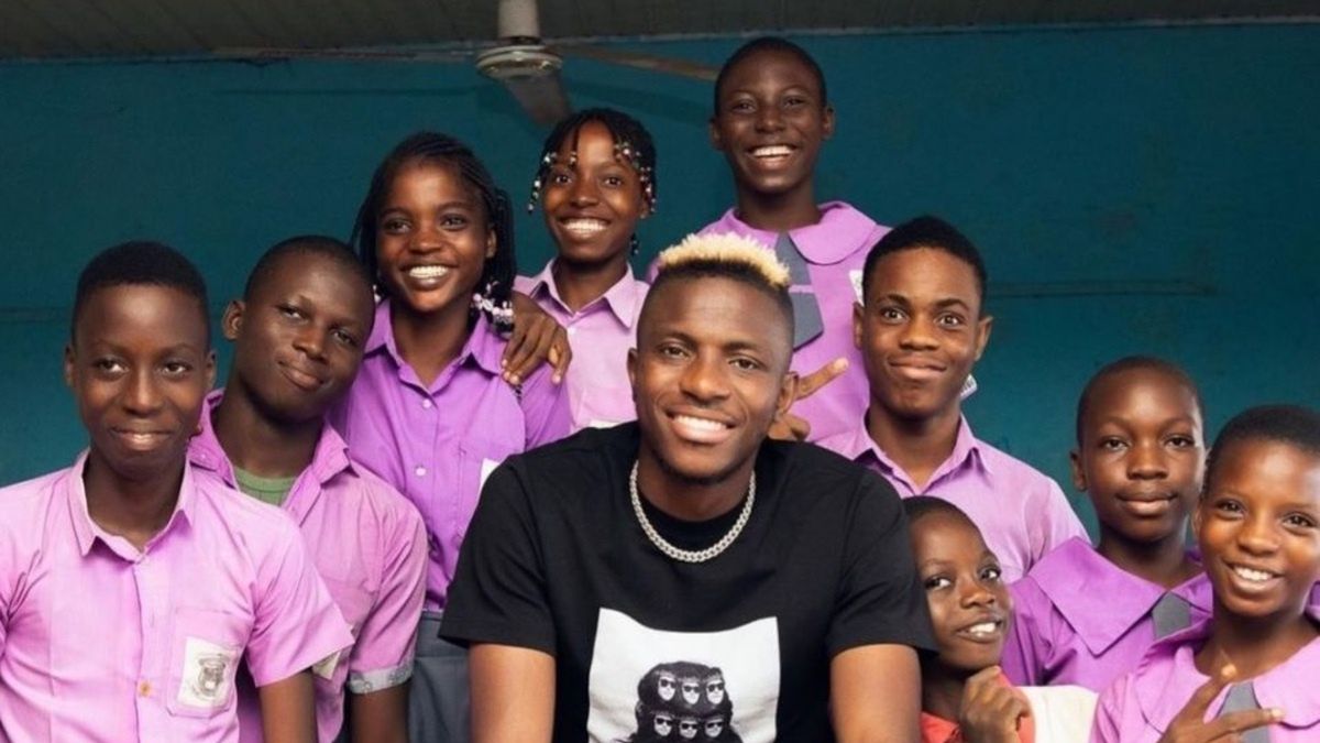 Victor Osimhen w otoczeniu dzieci w Nigerii