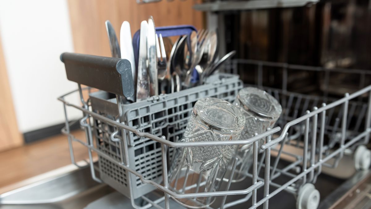 Zmywarka - jak ją skutecznie wyczyścić bez drogich środków?