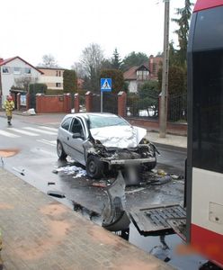 Dąbrowa Górnicza. Blisko tragedii. Pijany prowadził kradziony samochód, zderzył się z autobusem i uciekł