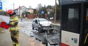 Dąbrowa Górnicza. Blisko tragedii. Pijany prowadził kradziony samochód, zderzył się z autobusem i uciekł