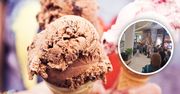 Kolejka w popularnym centrum handlowym. Ustawili się po lody