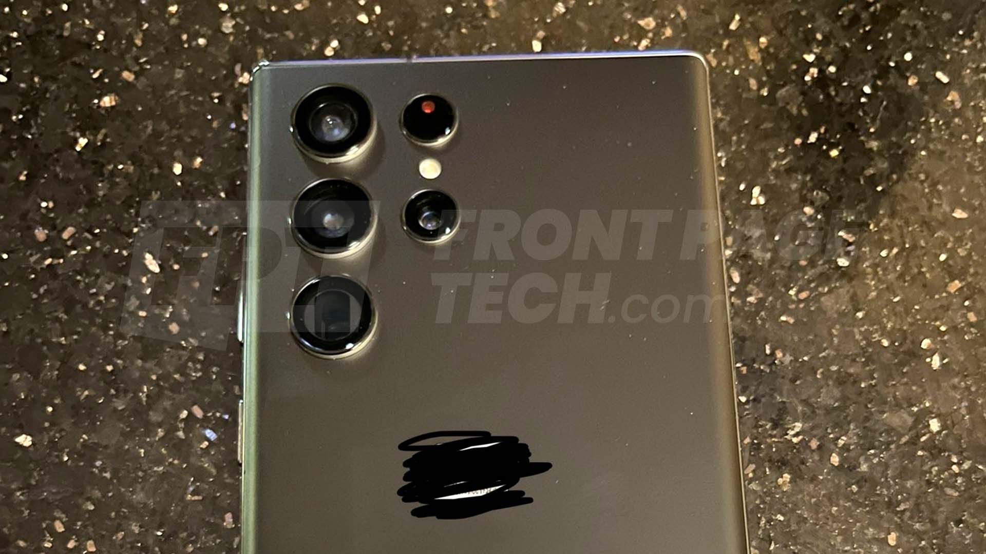 Samsung Galaxy S22 Ultra przyłapany na zdjęciach. Przecieki o rysiku się potwierdzają 1