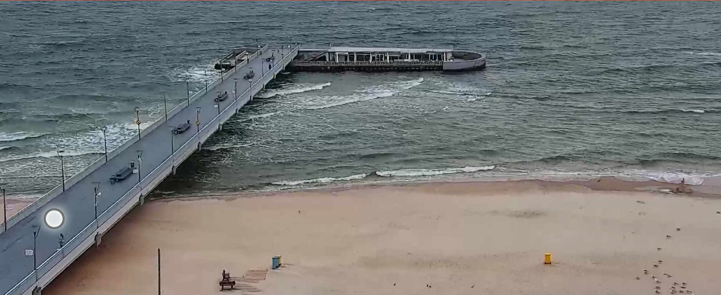 Już przed godz. 6:00 ludzie pojawili się na plaży w Kołobrzegu.