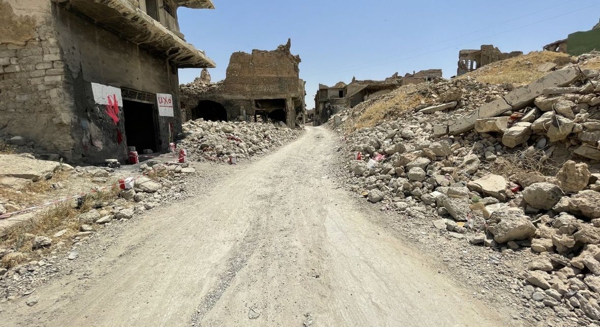 Zniszczona starówka w Mosulu. Na budynku z lewej "UXO". Taki napis oznacza, że w budynku mogą być niewybuchy 