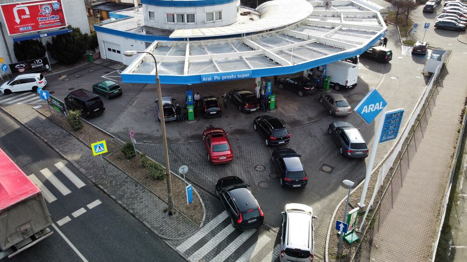 Ceny paliw rosną. Gdyby nie tarcza antyinflacyjna, przebiłyby granicę sześciu złotych 