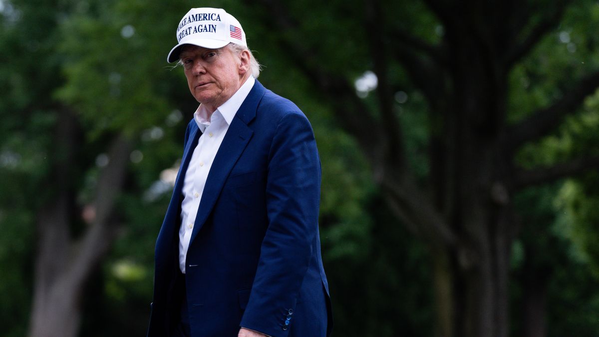 US President Donald Trump Returns to the White House on Memorial Day Weekend
epa12135865 US President Donald Trump crosses the South Lawn after exiting Marine One at the White House in Washington, DC, USA, on 25 May 2025. Over the weekend, Trump delivered a speech to West Point graduates and spent Sunday in Bedminster, New Jersey.  EPA/TIERNEY L CROSS / POOL 
Dostawca: PAP/EPA.
TIERNEY L CROSS / POOL
South Lawn, White House