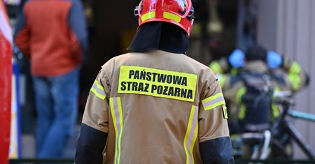 Hala ze stalowymi konstrukcjami w ogniu. Akcja strażaków w Kiełczewie