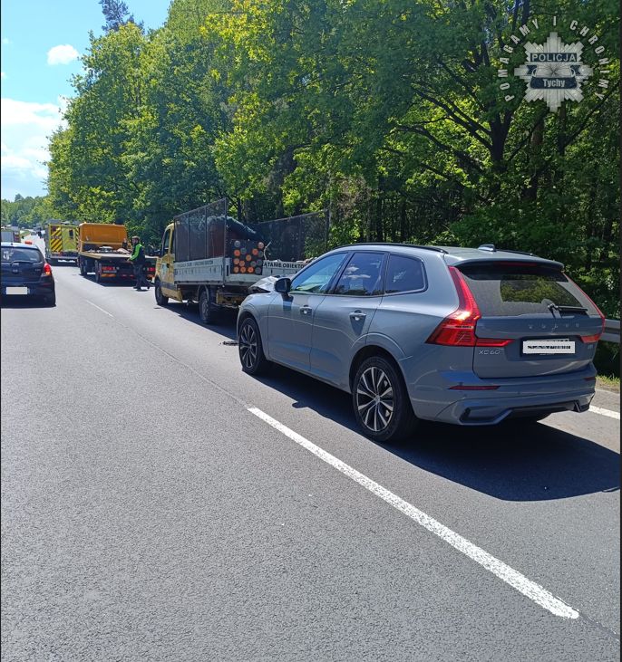 Fot. Licencjodawca. Kierowca volvo wjechał w auto kosiarzy