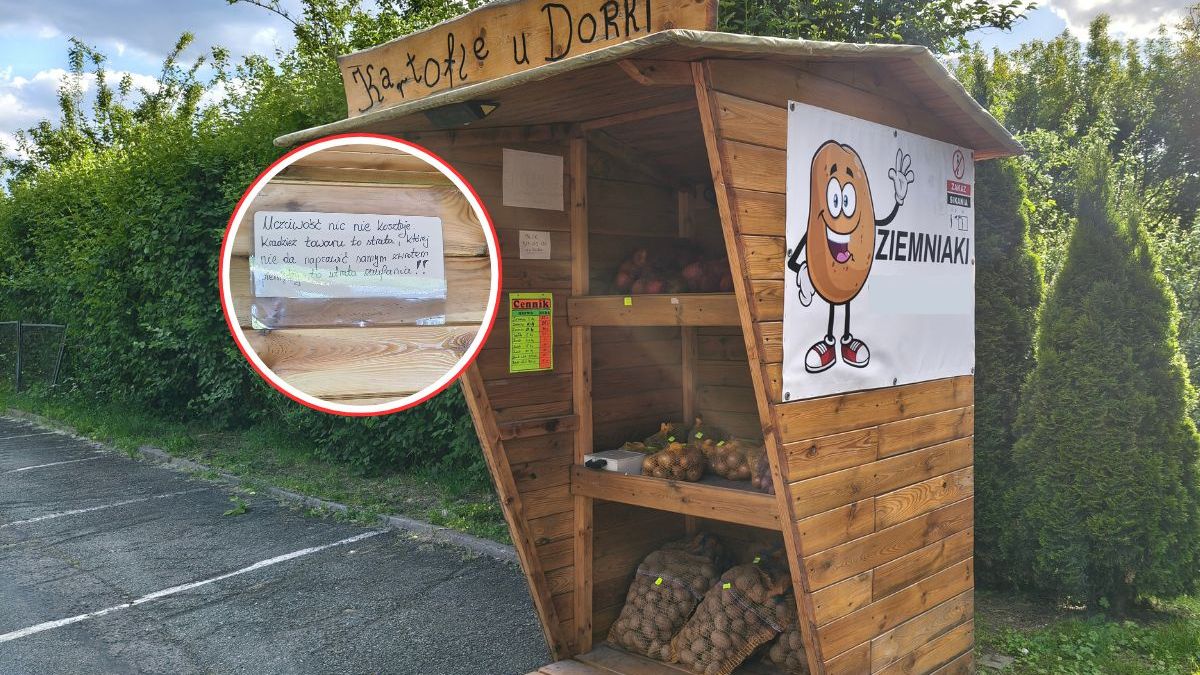 Stoi tuż przy drodze. Do kupienia owoce i warzywa. Karteczka