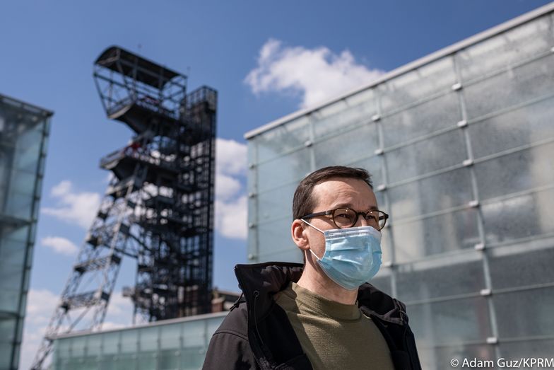 Premier Mateusz Morawiecki na Śląsku maseczkę miał. Niebawem na ulicach możemy ich już nie nosić, zostaną jednak w sklepach