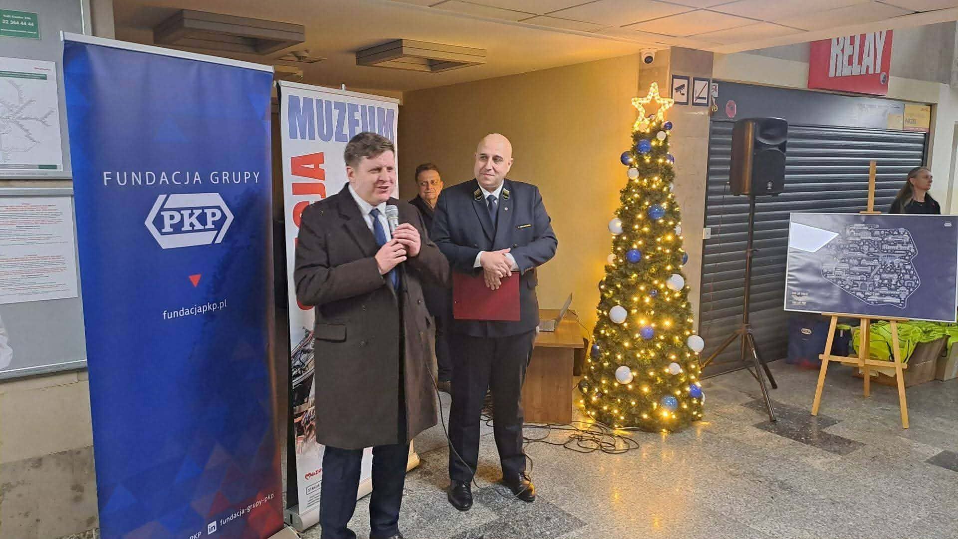 Na dworcu w Radomiu podczas uroczystego odpalenia światełek na choince i zakończeniu roku jubileuszowego była także Bartosz Bednarczyk, wiceprezydent miasta.