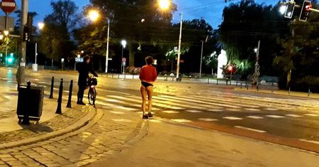 Wrocław. Naga kobieta biegała po centrum miasta. Zabrała ją policja