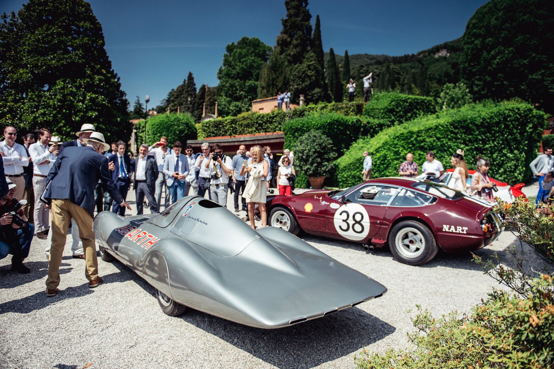 Abarth 1000 Bialbero Record z 1960 r., a w tle Ferrari 365 GTB/4 Competizione tzw. Daytona.