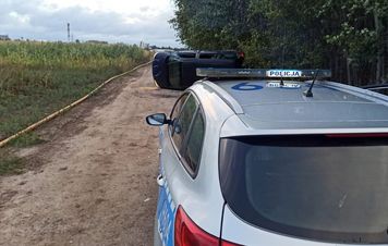 Policyjny pościg pod Płońskiem. Opel dachował, kierowca uciekał do lasu