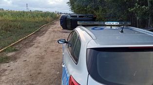 Policyjny pościg pod Płońskiem. Opel dachował, kierowca uciekał do lasu