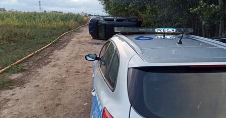Policyjny pościg pod Płońskiem. Opel dachował, kierowca uciekał do lasu
