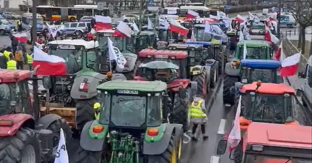 Setki porzuconych traktorów na ulicach Warszawy. Nagranie z protestu AgroUnii