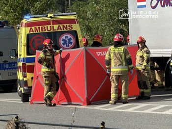 Warszawa: Kierowca ciężarówki zasłabł i wjechał w nasyp