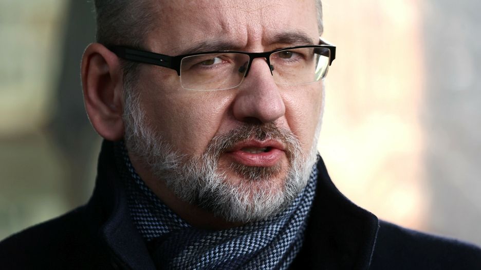 Minister Niedzielski przyj?? trzeci? dawk? szczepieniaFot. Pawel Wodzynski/East News, Warszawa, 07.01.2022. Apteka K&D przy ul. Grojeckiej. Minister zdrowia Adam Niedzielski (n/z) przyjal trzecia przypominajaca dawke szczepienia przeciw COVID-19. N/z briefing prasowy po szczepieniuPawel Wodzynski