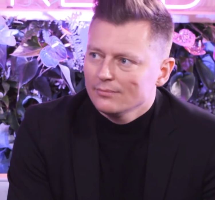 Rafał Brzozowski uciął sobie pogawędkę z Nikkie Tutorials, którą jego pracodawca rok wcześniej wyciął z transmisji