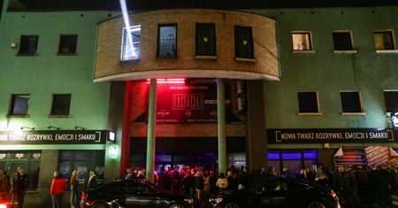 Rybnik. Klub otwarty, przed wejściem kolejka. Właściciel do inspektorek sanepidu: "Nie wejdziecie"