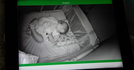Usłyszał dziwne dźwięki dochodzące z sypialni. Zorientował się, że ktoś podgląda ich dziecko