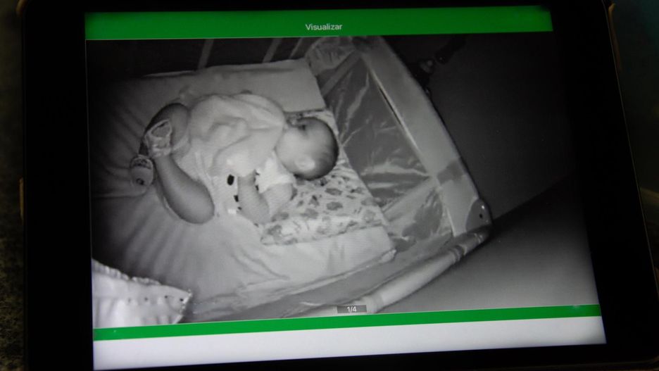 Tata odkrył, że elektroniczna niania została zhackowana. "Spojrzał w obiektyw, a kamera się wyłączyła"