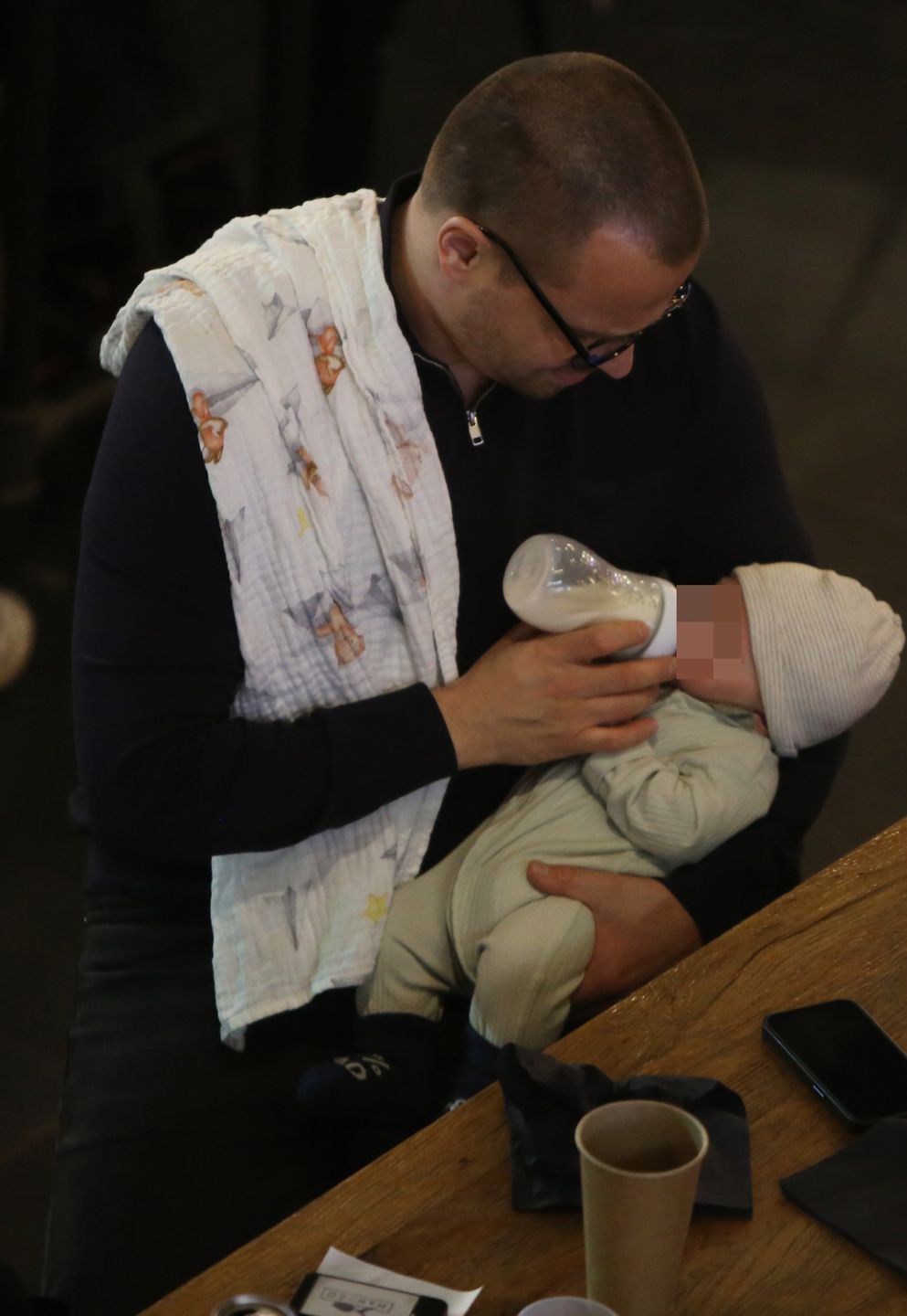 Marcin Hakiel z rodziną na mieście