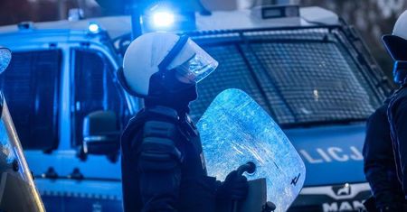 Policjanci ranni podczas zamieszek z pseudokibicami. Nie dopuścili do otwartej konfrontacji