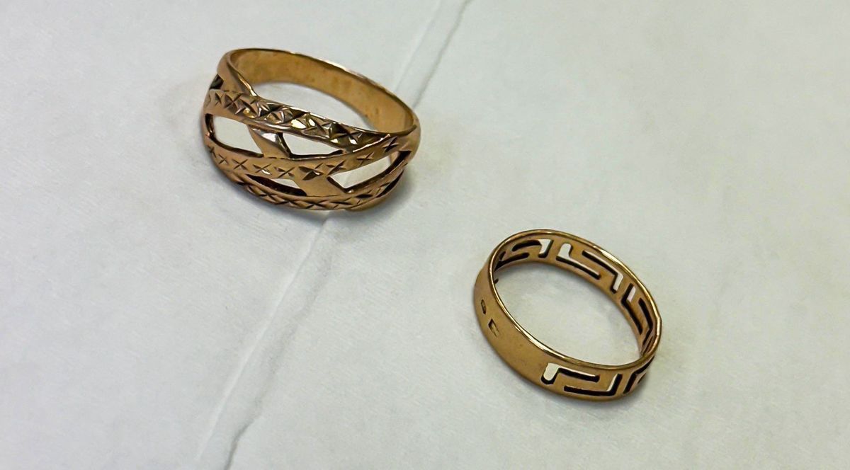 Dwa złote pierścionki na białym tle