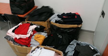 Dąbrowa Górnicza. Handlowali podróbkami. Policja przejęła blisko 2000 sztuk odzieży